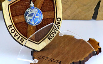 Drveni stalak s privjeskom