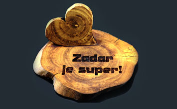 Drveni stalak s porukom